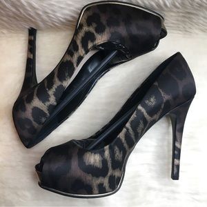 GUESS HONORA3 Size 7.5 leopard print silk peep toe heels / pumps